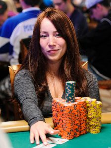 QQPOKER多桌锦标赛生存指南：策略与技巧助你晋级