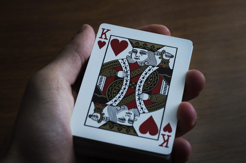 QQPOKER正版和盗版区别：3招教你识别安全官网，避免损失