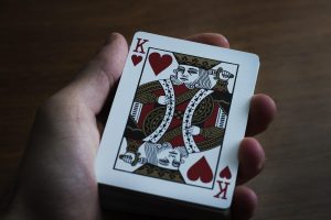 QQPOKER正版和盗版区别：3招教你识别安全官网，避免损失