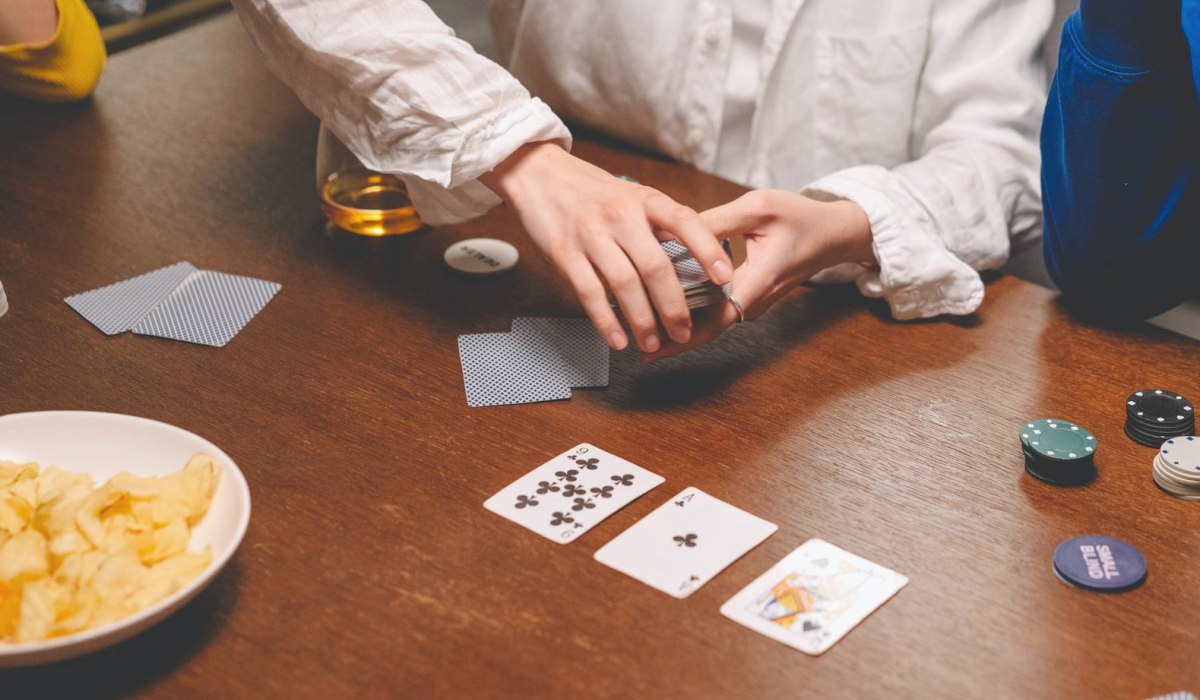 QQPOKER玩法技巧入门 - QQPOKER玩法技巧入门：从零开始掌握德州扑克核心策略