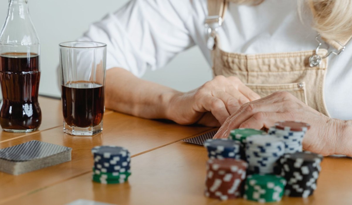 QQPOKER河牌圈诈唬技巧 - QQPOKER河牌圈诈唬技巧：三步提高成功率，轻松赢取底池