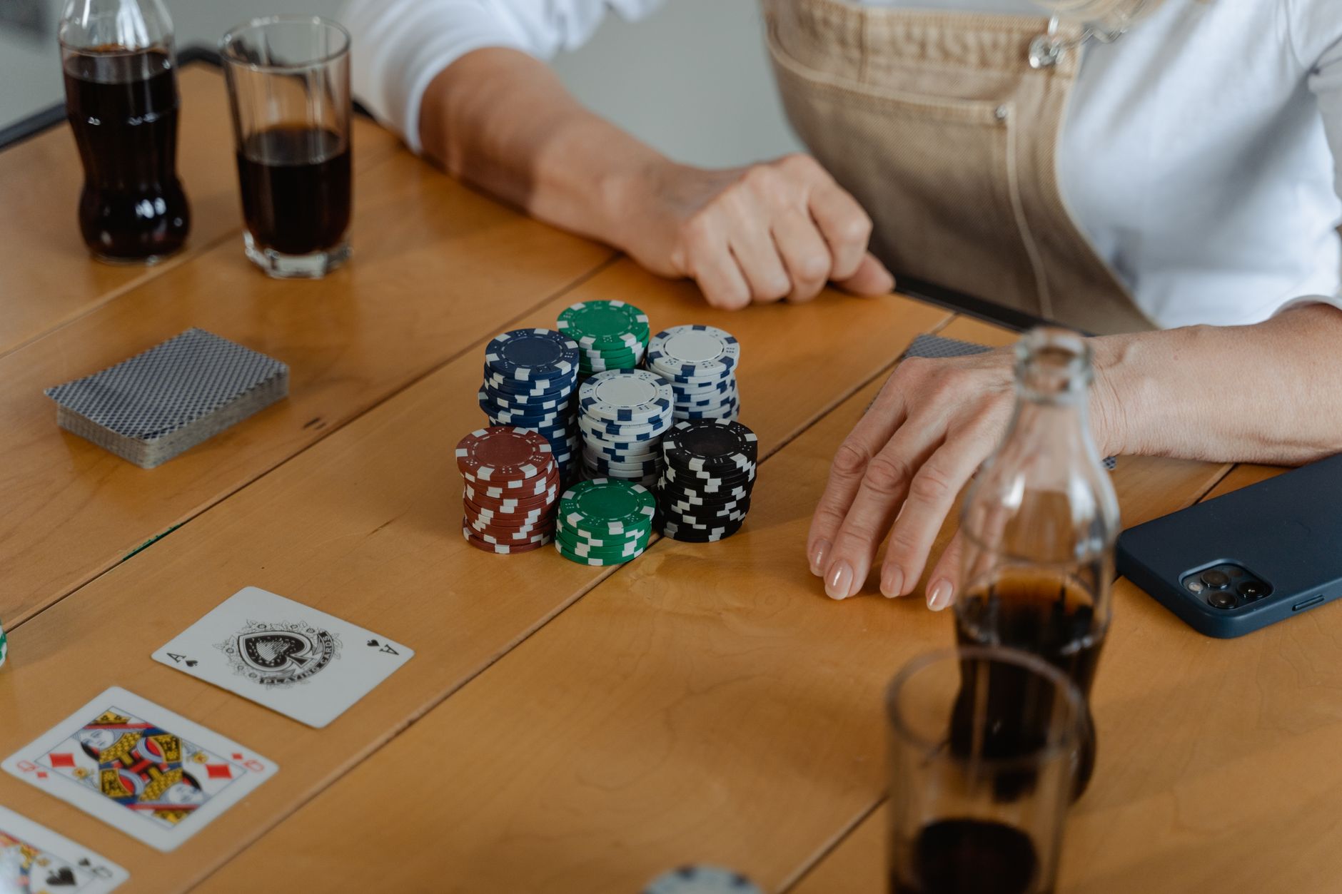 QQPOKER手机版:德州扑克新手入门规则与牌型详解(要点图解)