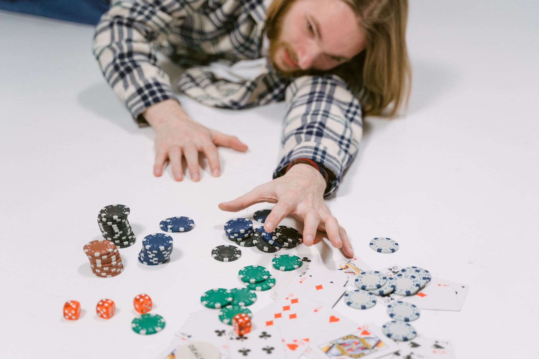 【规则详解】QQPOKER德州扑克公共牌发牌流程：翻牌转牌河牌一文看懂