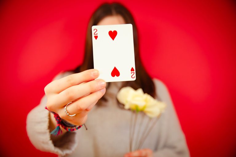 【规则详解】QQPOKER德州扑克牌型大小：10种牌型顺序与比牌规则一次看懂