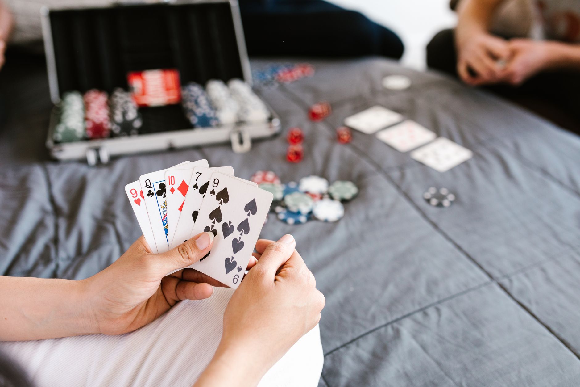 QQPOKER新手入门教程：德州扑克规则与上手步骤一文看懂（实战示例）