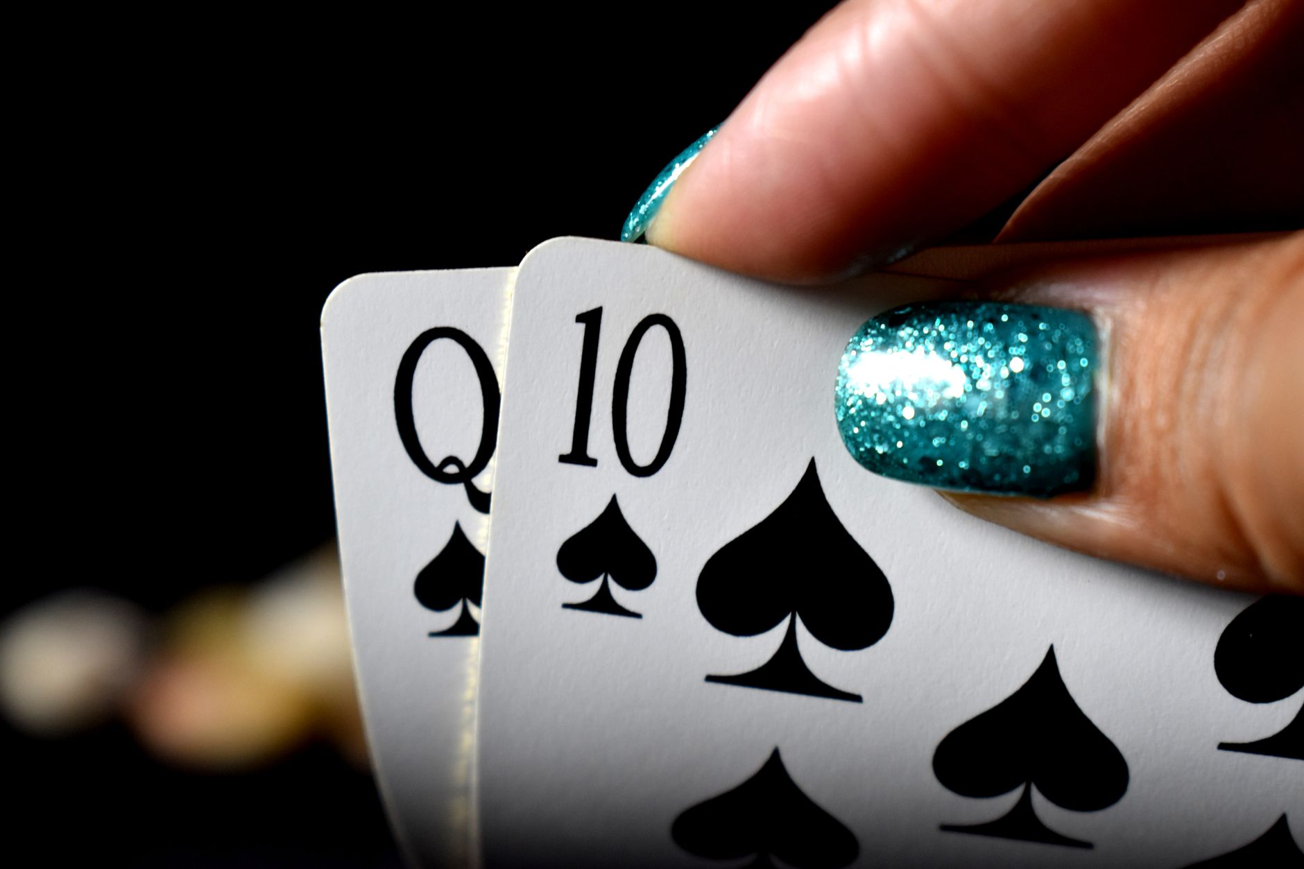 【策略对比】QQPOKER六人桌与九人桌策略差异:从起手牌到翻后打法(实战示例)