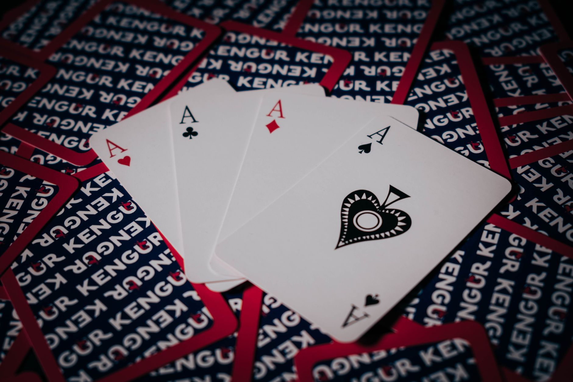 QQPOKER位置优势与偷盲技巧:新手必学的翻前策略(实战示例)