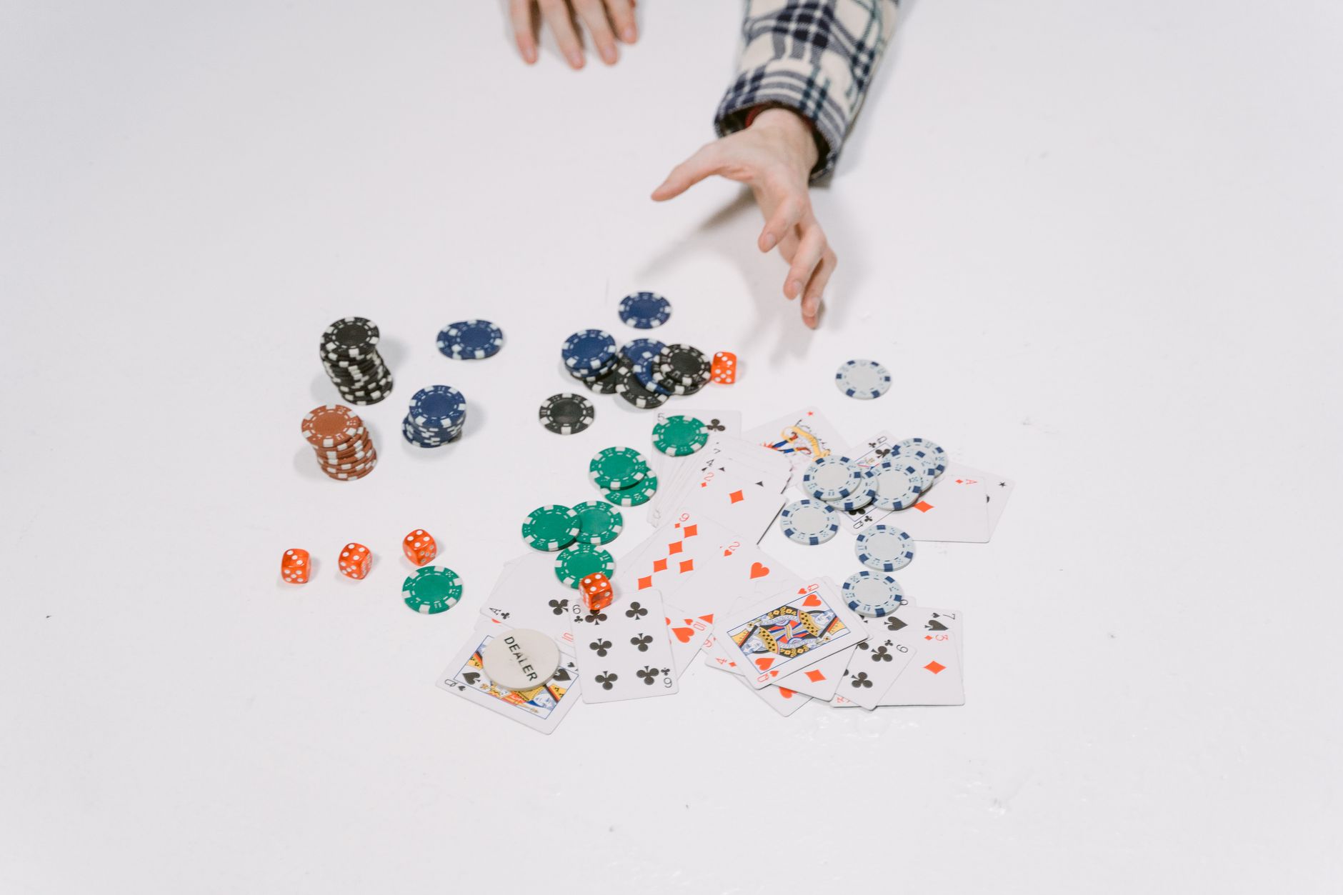 QQPOKER六人桌起手牌选择:新手必学的紧凶策略与范围指南(实战示例)