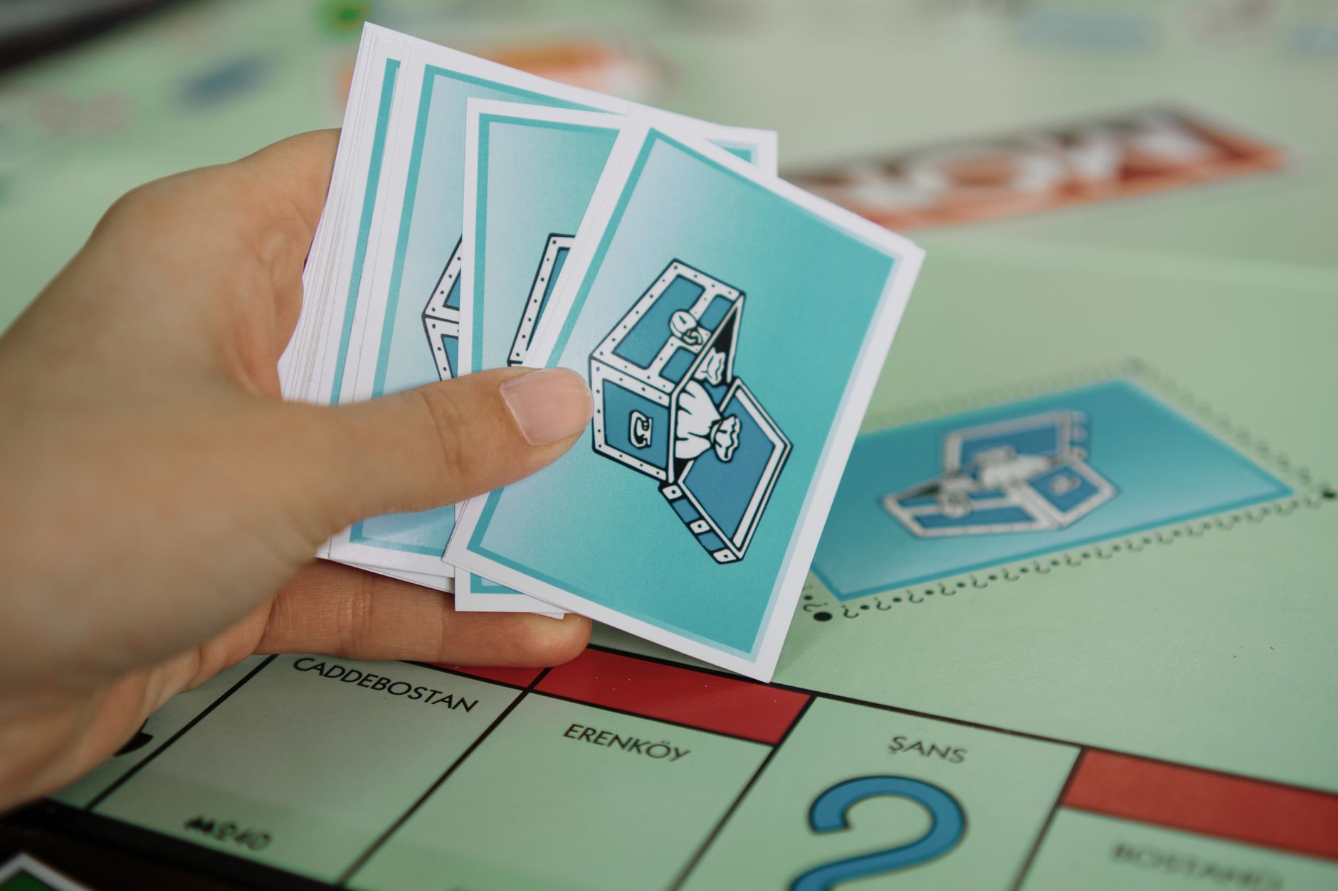 QQPOKER与其他平台区别:正版安全、上手简单、玩法丰富的德州扑克体验(实战示例)