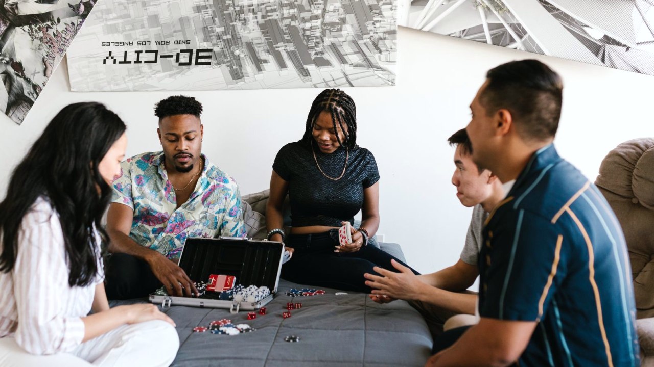 QQPOKER电脑版下载指南：德州扑克新手必读的玩法与技巧