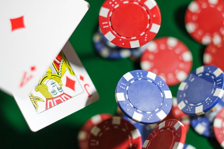 QQPOKER手机版：德州扑克新手入门规则与牌型详解