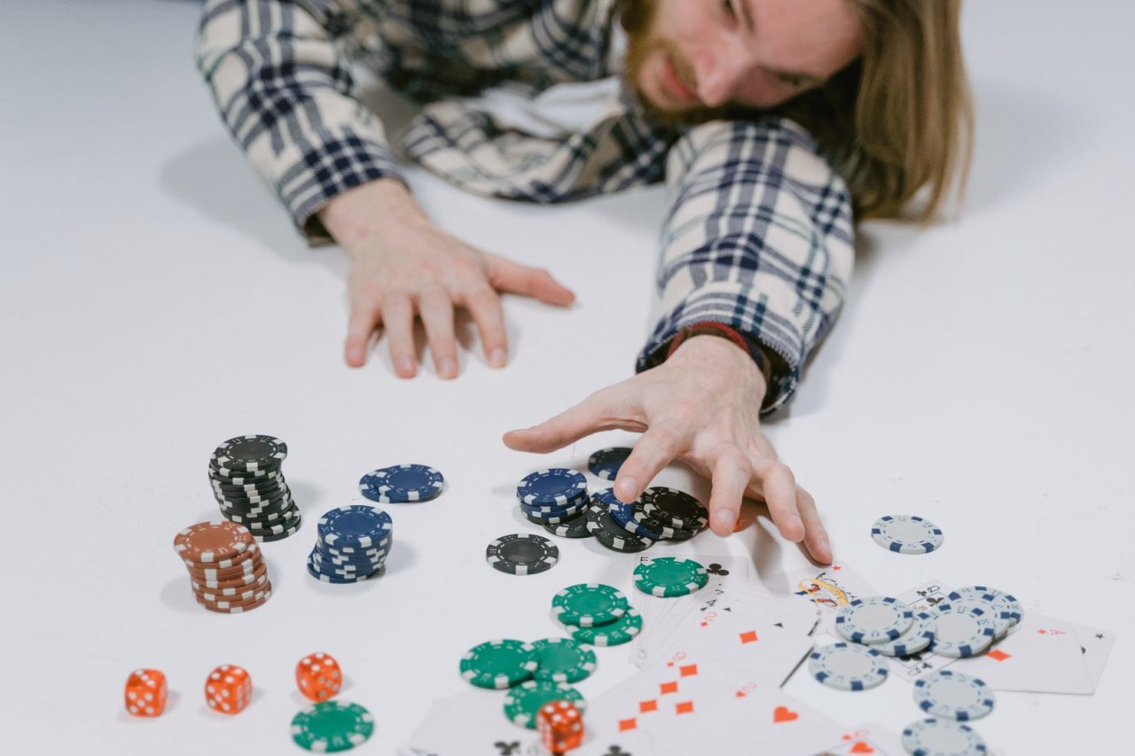 【新手入门】QQPOKER官网苹果iOS版下载指南：德州扑克规则与技巧