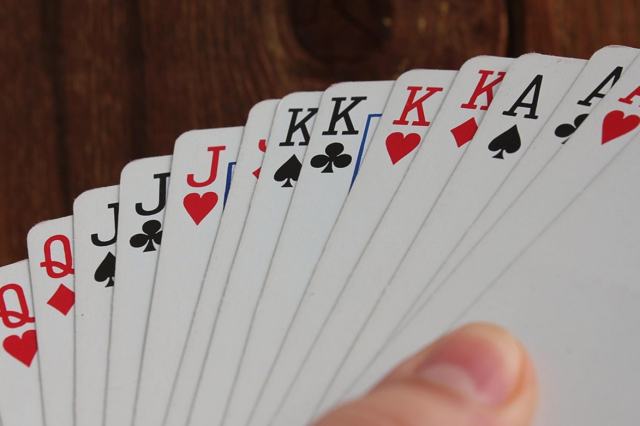 QQPOKER和哪个平台比较好？从正版安全、游戏体验、福利全面对比