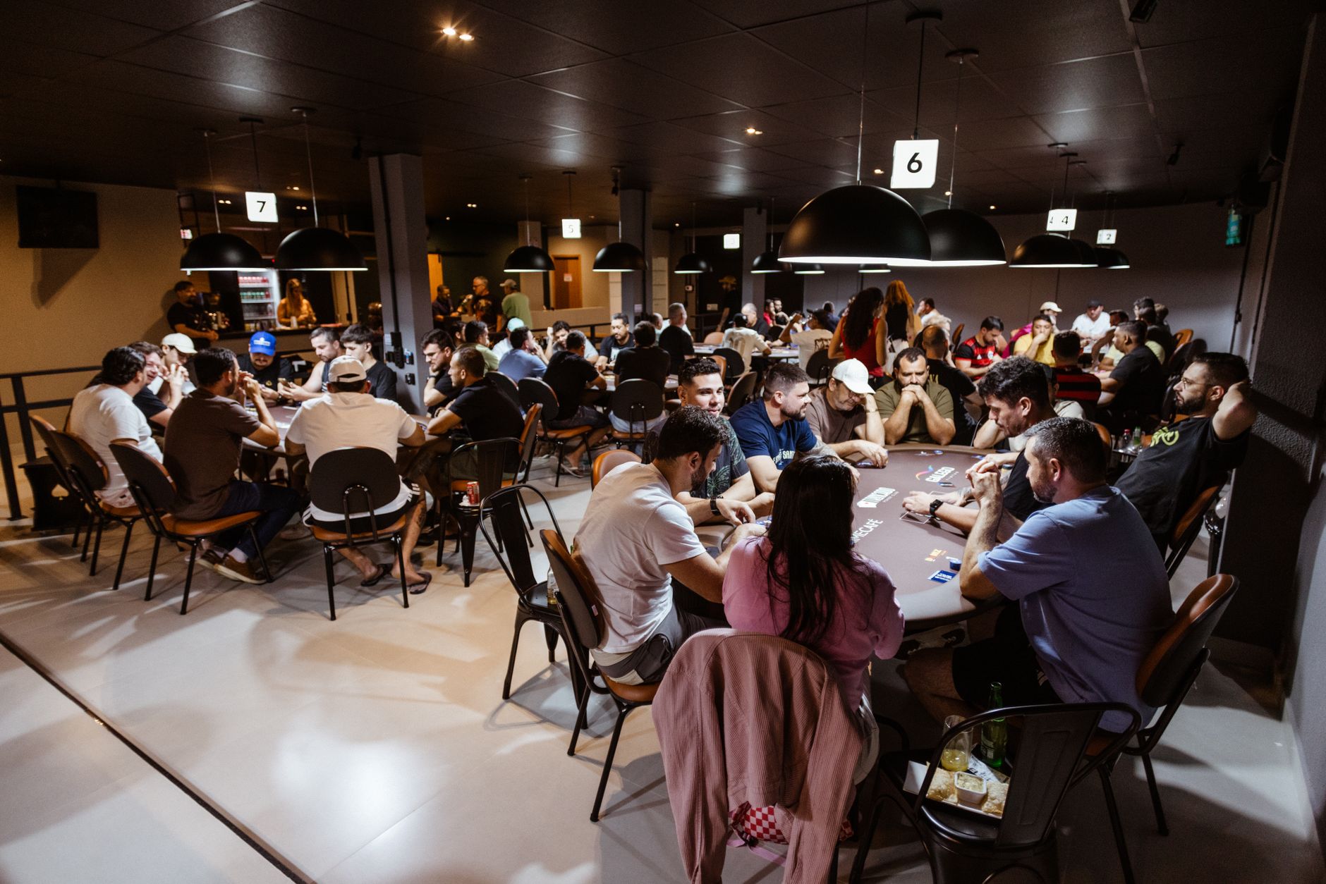 QQPOKER手机版官网:德州扑克入门规则与下载指南(实战示例)