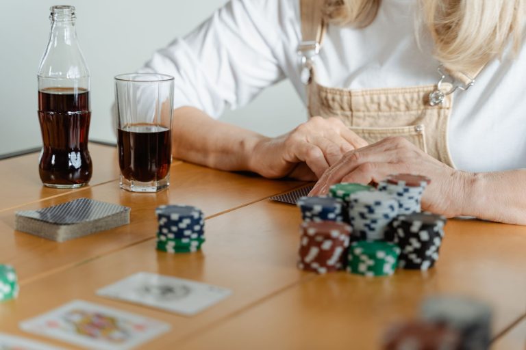 【策略进阶】QQPOKER德州扑克牌桌形象构建方法：从紧到松的实战技巧