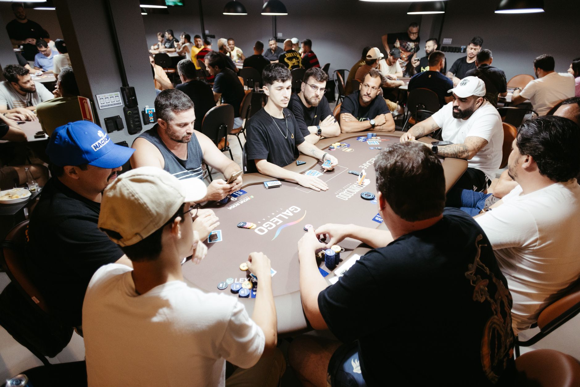 QQPOKER德州扑克牌型大小顺序详解：10种牌型从大到小一次看懂（实战示例）