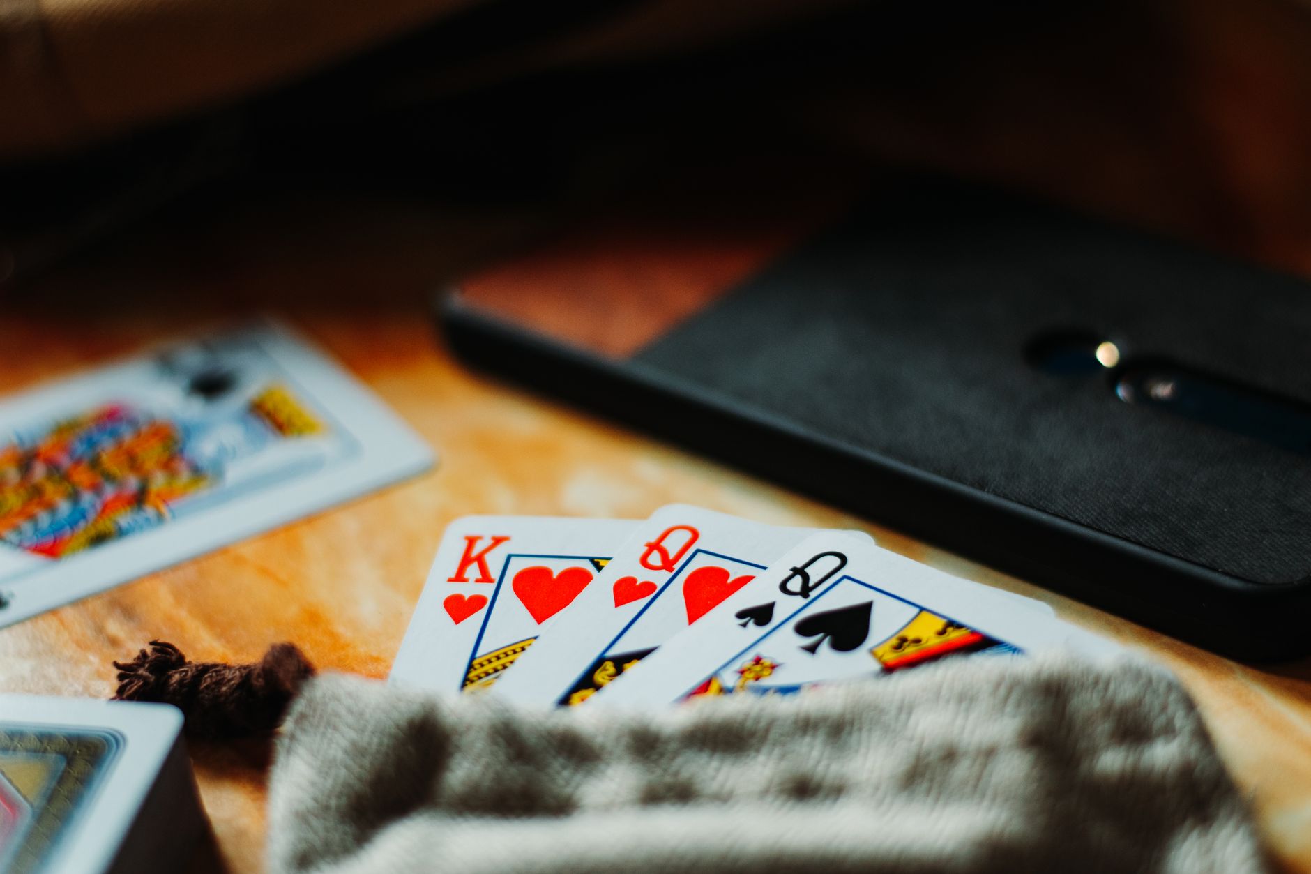 【策略进阶】QQPOKER德州扑克牌桌形象构建方法:从紧到松的实战技巧(实战示例)