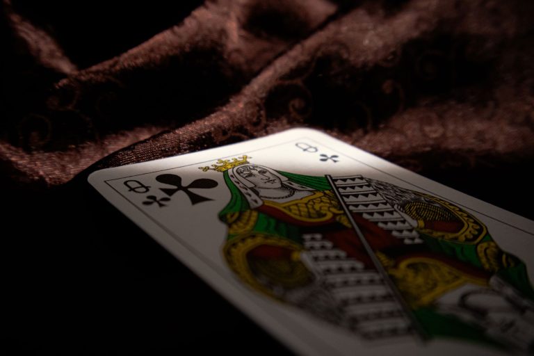 QQPOKER翻牌前起手牌技巧：新手必学的选牌与位置策略