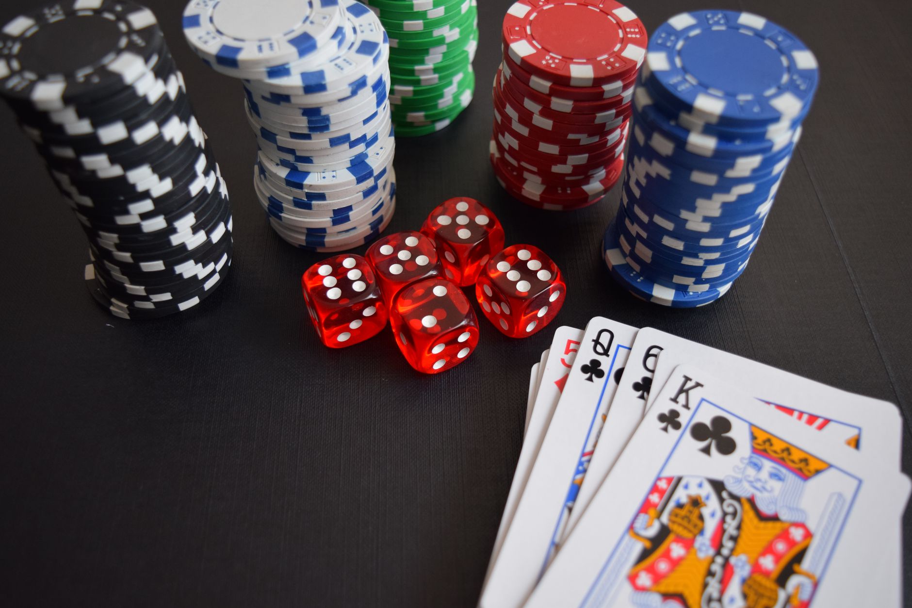 QQPOKER翻牌前起手牌技巧:新手必学的选牌与位置策略(要点图解)