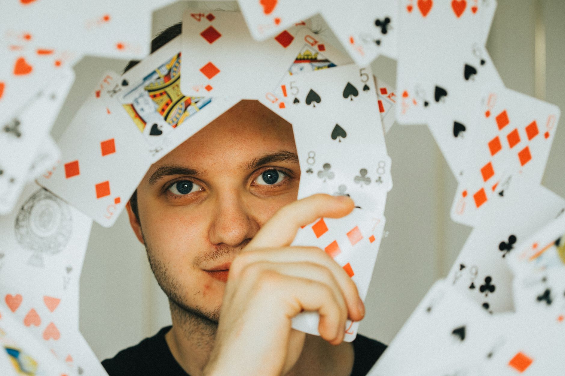 QQPOKER翻牌前起手牌技巧:新手必学的选牌与位置策略(实战示例)