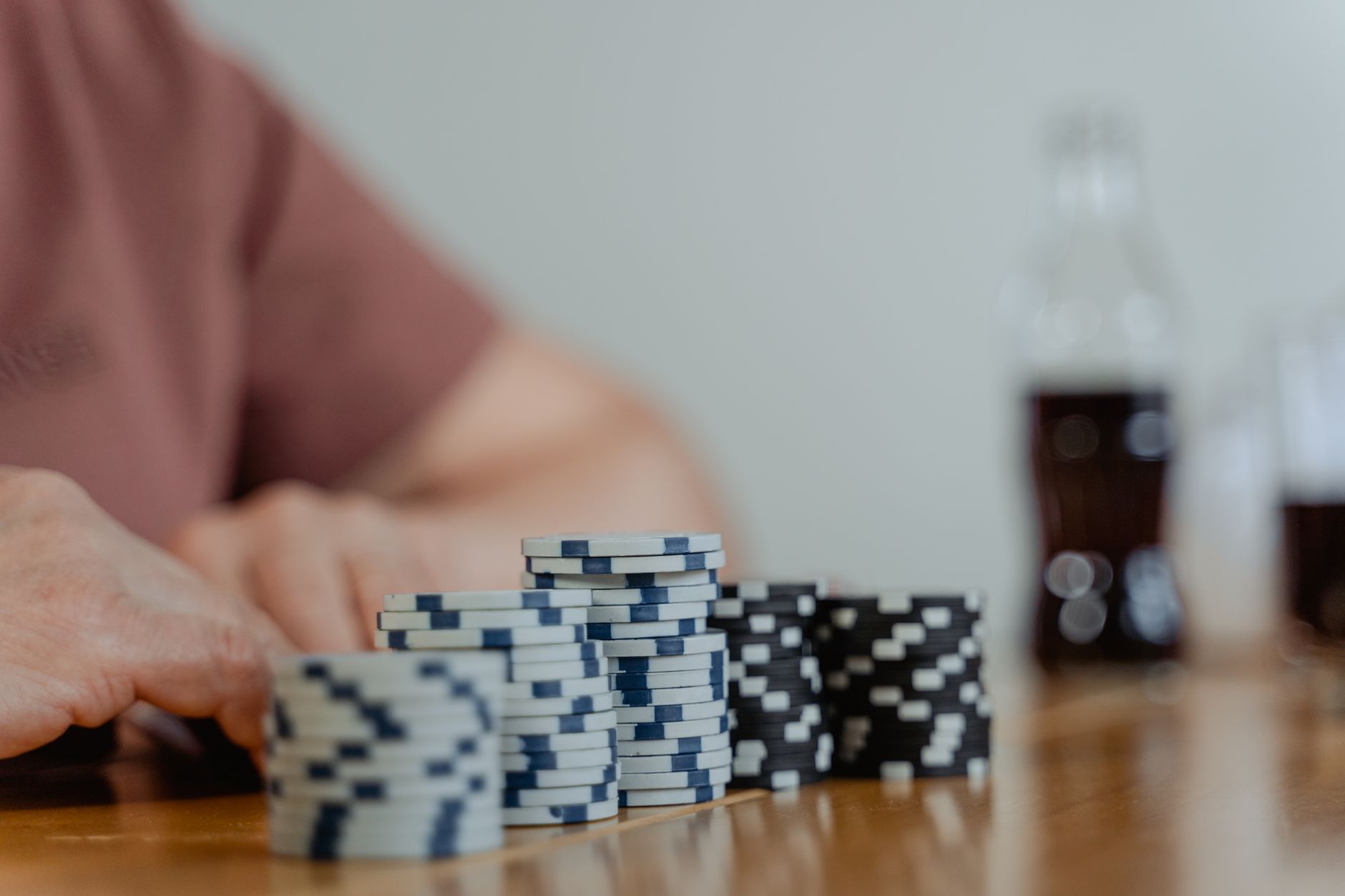 【入门指南】QQPOKER官网入口:德州扑克新手必读规则与玩法(要点图解)